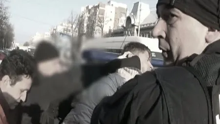 Scene şocante pe o stradă din Buzău. Mai multe femei au fost bătute de un tânăr, trei masini distruse