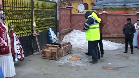 Panică într-o comunitate de romi din Iaşi. Bulibaşa a primit un sicriu de la adversari VIDEO