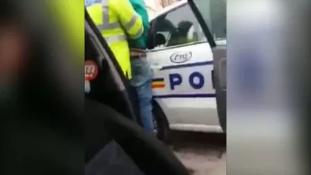 Şofer recalcitrant scos din minţi de poliţiştii care au vrut să-l amendeze VIDEO