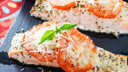Reţeta zilei: Somon cu parmezan la cuptor