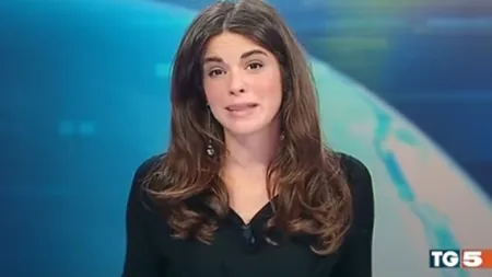 A uitat că stă la un pupitru transparent şi a arătat mai mult decât acceptă CNA-ul VIDEO