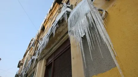 Maşini distruse în centrul Capitalei din cauza ţurţurilor