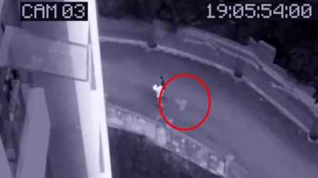 Au montat o cameră de supraveghere, după ce au observat lucruri bizare pe lângă casă. Au surprins ceva din altă lume VIDEO