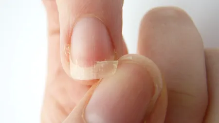 Cum să repari o unghie ruptă fără să o tai! Sigur nu ştiai trucul ăsta