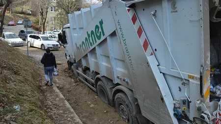 Un muncitor de la salubritate a murit după ce a căzut de pe scara unei autoutilitare şi a fost călcat