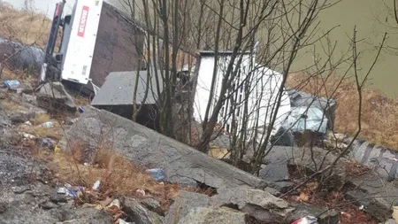 Accident grav în Vâlcea. Două persoane au ajuns la spital după ce camioneta în care se aflau s-a răsturnat în Olt