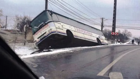Accident în Prahova. Un autobuz cu 20 de călători a derapat şi a ajuns în şanţ