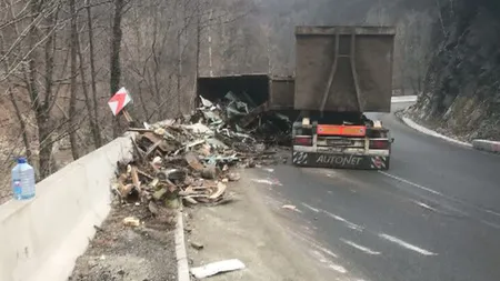 TIR răsturnat pe şosea, trafic paralizat în Defileul Jiului