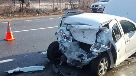 Accident grav, o maşină de poliţie a fost lovită de un TIR. Doi criminaişti au fost răniţi