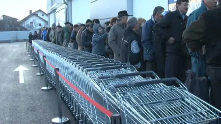 Aglomeraţie la deschiderea unui supermarket din Gorj. Sute de persoane au stat la coadă pentru a cumpăra fructe la preţ redus
