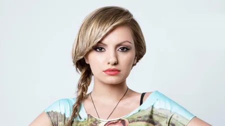 Alexandra Stan, fără sutien şi cu bikini minusculi FOTO