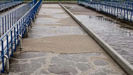 Operatorii sistemelor de evacuare a apelor cer populaţiei să nu mai arunce gunoaie în canale