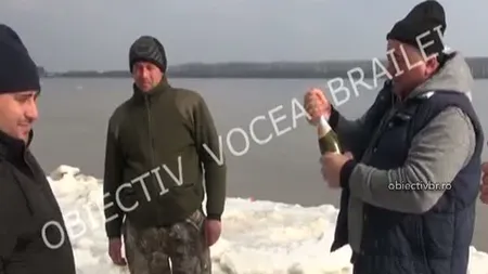 Petrecere de pomină în mijlocul Dunării. Câţiva brăileni au făcut grătar pe un soi de gheaţă VIDEO