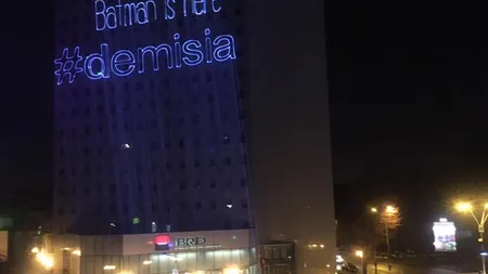 Proprietarul apartamentului de unde au fost proiectate mesaje laser în Piaţa Victoriei, invitat la Poliţia Locală Sector 1 DOCUMENT