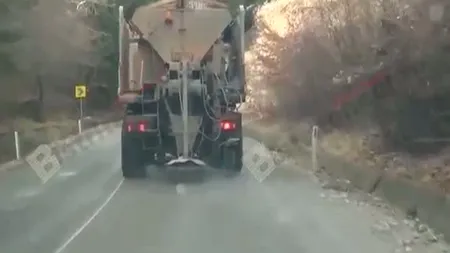Situaţie incrediblă în Bistriţa. Drumarii aruncă anti-derapant pe şoseaua uscată VIDEO