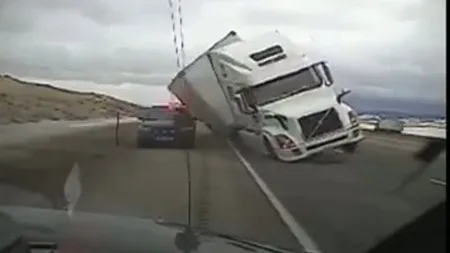 Camion răsturnat de vânt peste maşina de poliţie