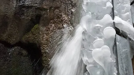Canionul Şapte Scări, închis după căderea unui bloc de gheață. O pasarelă a fost distrusă