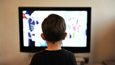 Care este distanţa optimă faţă de televizor. Toată lumea face greşeala ASTA