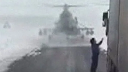 Rătăcit în aer. Un pilot a aterizat cu elicopterul pe autostradă, ca să întrebe unde se află VIDEO