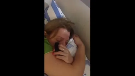 Video VIRAL. Iată ce face această femeie în somn. Soţul nu poate dormi lângă ea