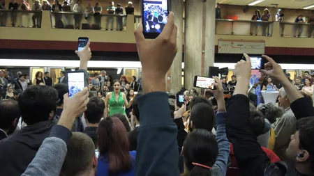 Flashmob la metrou, vineri dimineaţă, organizat de protestatarii din Piaţa Victoriei