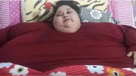 Cea mai grea femeie din lume, povestea uluitoare. Eman cântăreşte 500 kg şi a fost scoasă din casă cu o macara