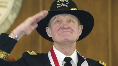 A murit generalul Hal Moore, erou în Vietnam, care a inspirat un film cu Mel Gibson