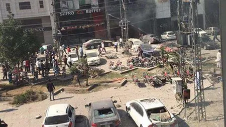 Explozie puternică într-un centru comercial, la Lahore. Sunt cel puţin opt morţi şi 30 răniţi VIDEO