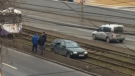 Şofer din Timişoara, rămas blocat cu maşina pe linia de tramvai