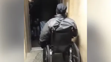 SITUAŢIE HALUCINANTĂ la metrou. Un bărbat în scaun cu rotile nu poate folosi liftul din cauza altor oameni VIDEO