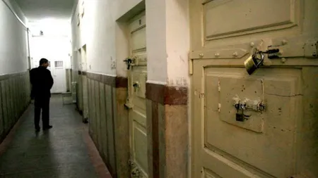 Reprezentanţii Penitenciarului Brăila au fost nevoiţi să taie gratiile geamurilor pentru a putea introduce în celule noile paturi