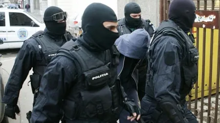 Percheziţii de amploare la o reţea de traficanţi de droguri din Suceava. 22 de persoane vor fi audiate