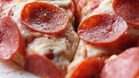Pizza cu salam şi caşcaval, reţetă delicioasă