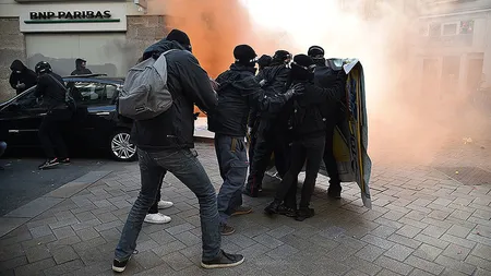 Marine Le Pen, apărată de protestatari cu gaze lacrimogene