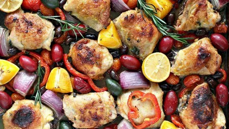 Reţeta zilei: Pui mediteraneean cu ceapă roşie şi măsline