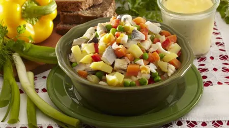 Reţeta zilei: Salată de cartofi cu hering