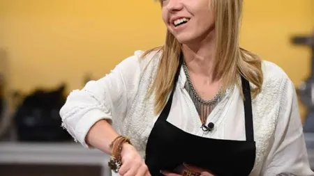 CHEFI LA CUŢITE. A pozat GOALĂ, iar acum a ajuns la cratiţă. Ea este cea mai sexy concurentă FOTO