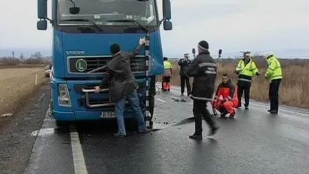 Accident grav pe DN1A. Un tir s-a răsturnat într-o curbă peste un autoturim aflat în mers