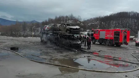 Un TIR încărcat cu opt maşini a luat foc în Caraş-Severin. Patru autoturisme au explodat VIDEO UPDATE