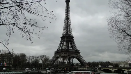 Parisul va construi o barieră anti-atentate în jurul Turnului Eiffel