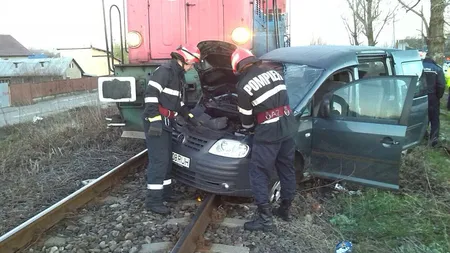 ACCIDENT în Prahova. O maşină cu şapte pasageri a fost lovită de tren