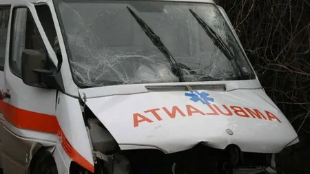 Pacientă rănită grav după ce ambulanţa în care se afla a fost lovită de semiremorca unui camion