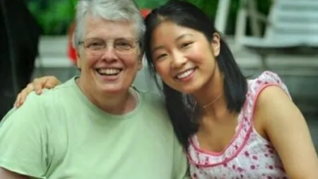 O americancă de origine chineză, aflată în căutarea părinţilor biologici, a fost revendicată de 50 de familii