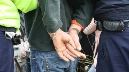 Un tânăr a fost arestat după ce a primit 10.000 de lei de la o femeie pe care o înşelase cu metoda 