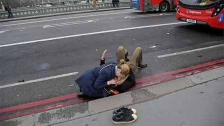 Primele imagini filmate imediat după atentatul de la Londra. Proporţiile tragediei, văzute chiar de pe pod VIDEO