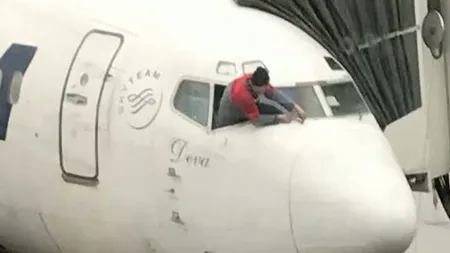 SCENE INCREDIBILE pe aeroport. Avion reparat cu şurubelniţa, pasageri blocaţi 4 ore pe aeroport