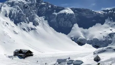 Zăpadă de aproape doi metri la Bâlea Lac. Meteorologii anunţă risc însemnat de avalanşă