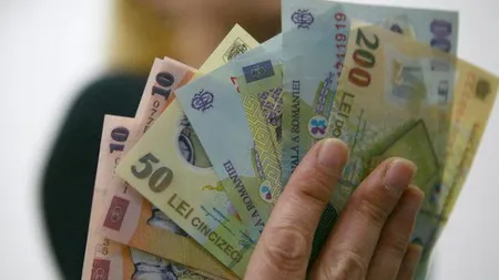 Bugetarii ar putea să primească 25% în plus la salariu din banii tăiaţi de Guvernul Boc în 2010