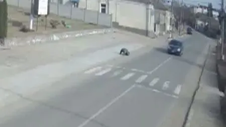 Un bărbat căruia i s-a făcut rău, lăsat să zacă pe trotuar de către trecători. A fost ignorat de 18 persoane