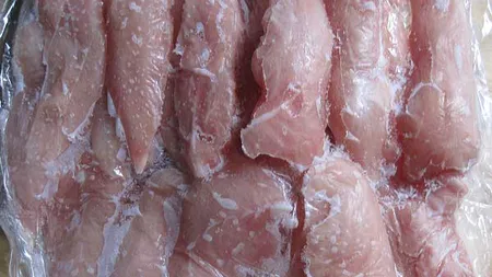 Cum se dezgheaţă CORECT carnea de pui ca să nu capete bacterii periculoase